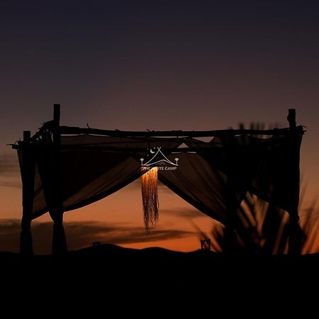 The White Camp - Your Merzouga Luxury Desert Camp & Erg Chebbi Dunes Camel Riding Buitenkant foto