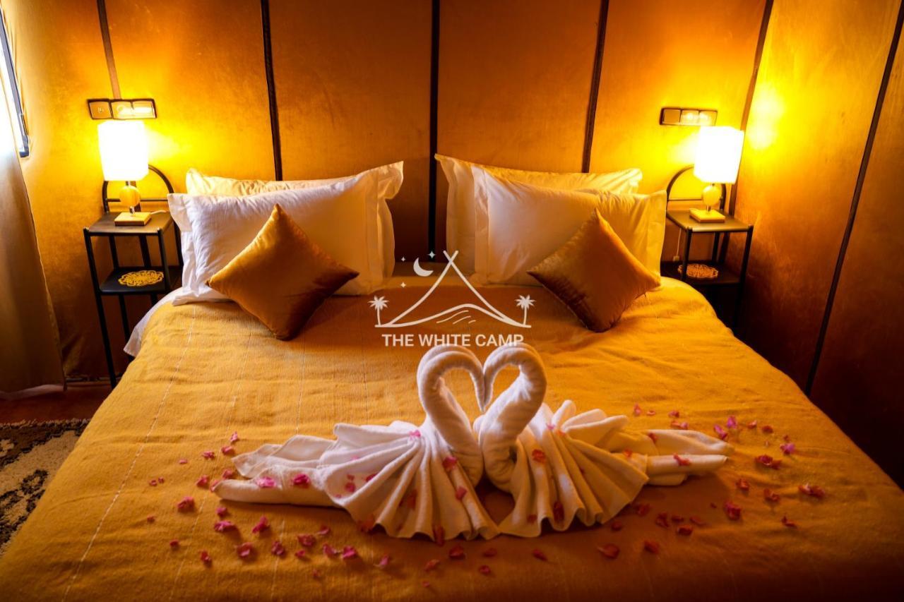 The White Camp - Your Merzouga Luxury Desert Camp & Erg Chebbi Dunes Camel Riding Buitenkant foto