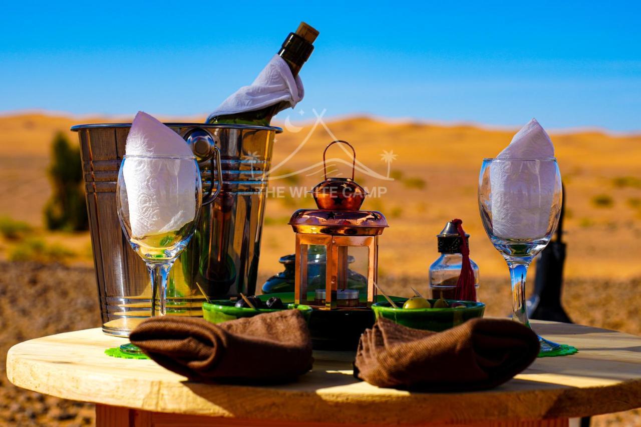 The White Camp - Your Merzouga Luxury Desert Camp & Erg Chebbi Dunes Camel Riding Buitenkant foto