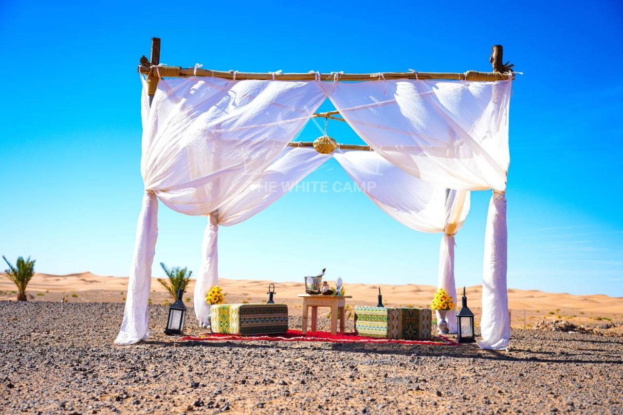 The White Camp - Your Merzouga Luxury Desert Camp & Erg Chebbi Dunes Camel Riding Buitenkant foto