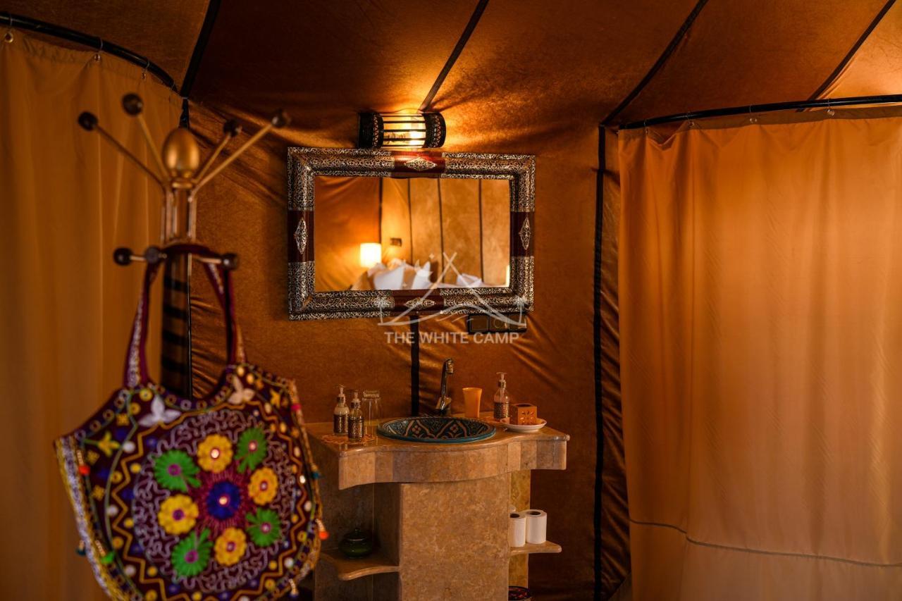 The White Camp - Your Merzouga Luxury Desert Camp & Erg Chebbi Dunes Camel Riding Buitenkant foto