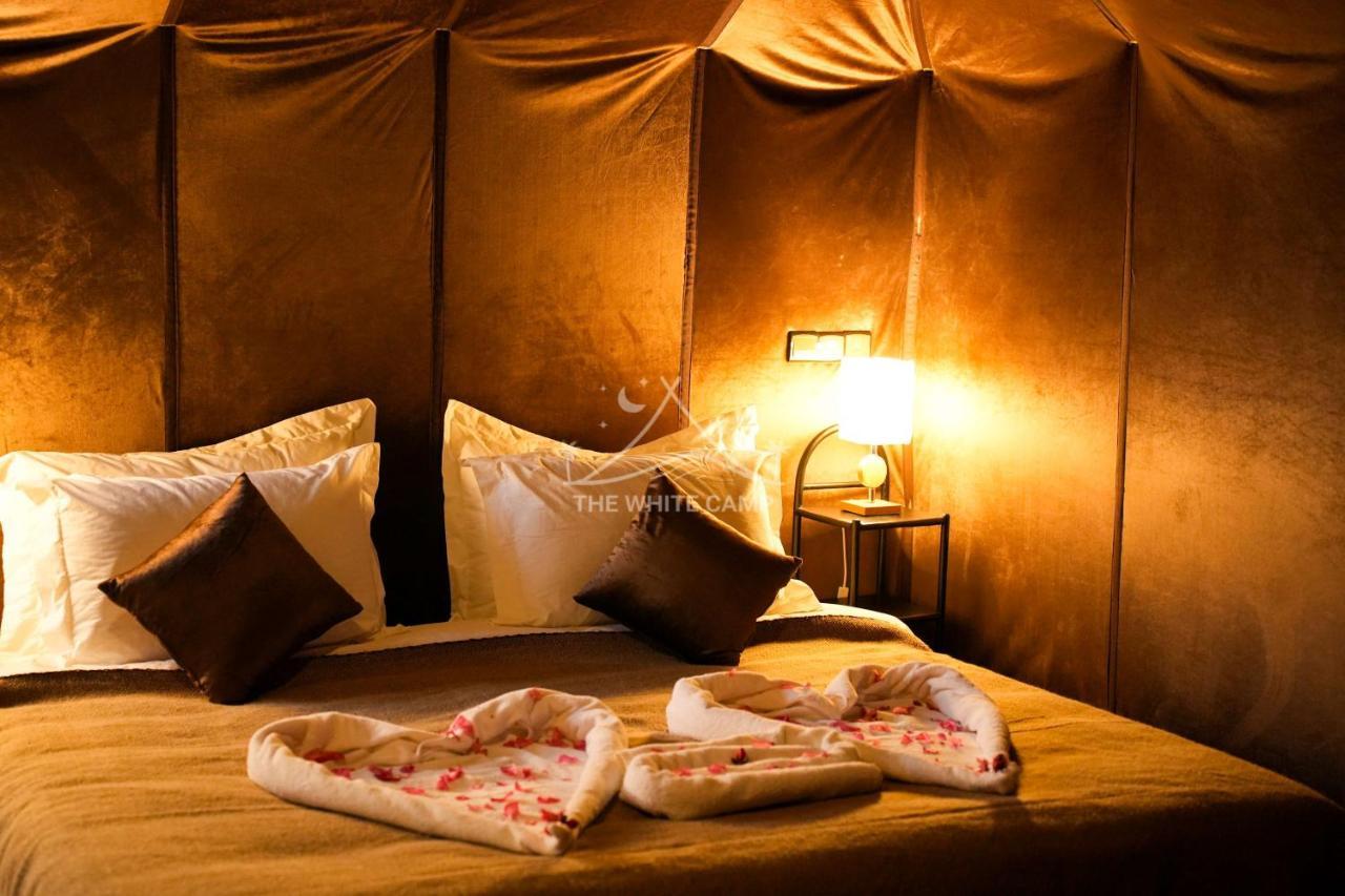The White Camp - Your Merzouga Luxury Desert Camp & Erg Chebbi Dunes Camel Riding Buitenkant foto