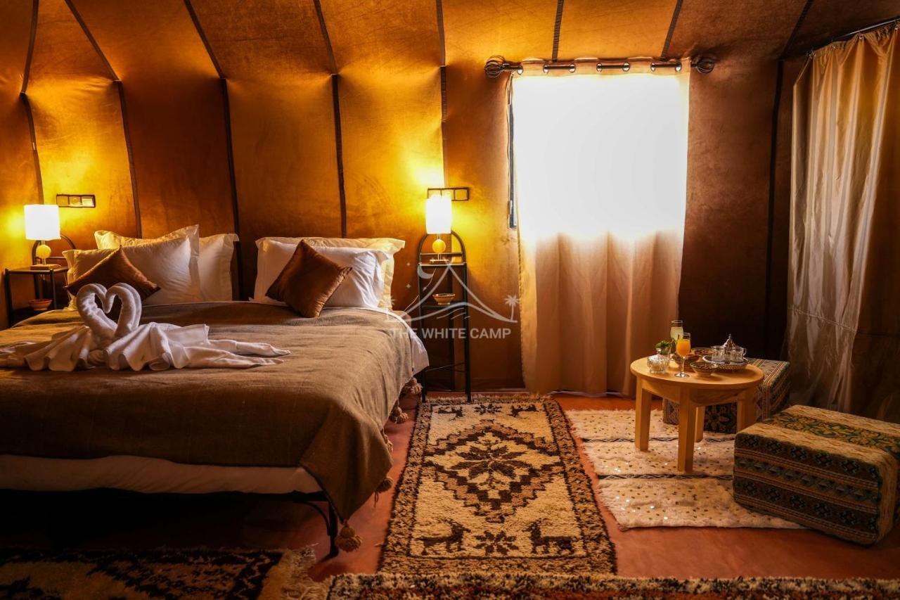 The White Camp - Your Merzouga Luxury Desert Camp & Erg Chebbi Dunes Camel Riding Buitenkant foto
