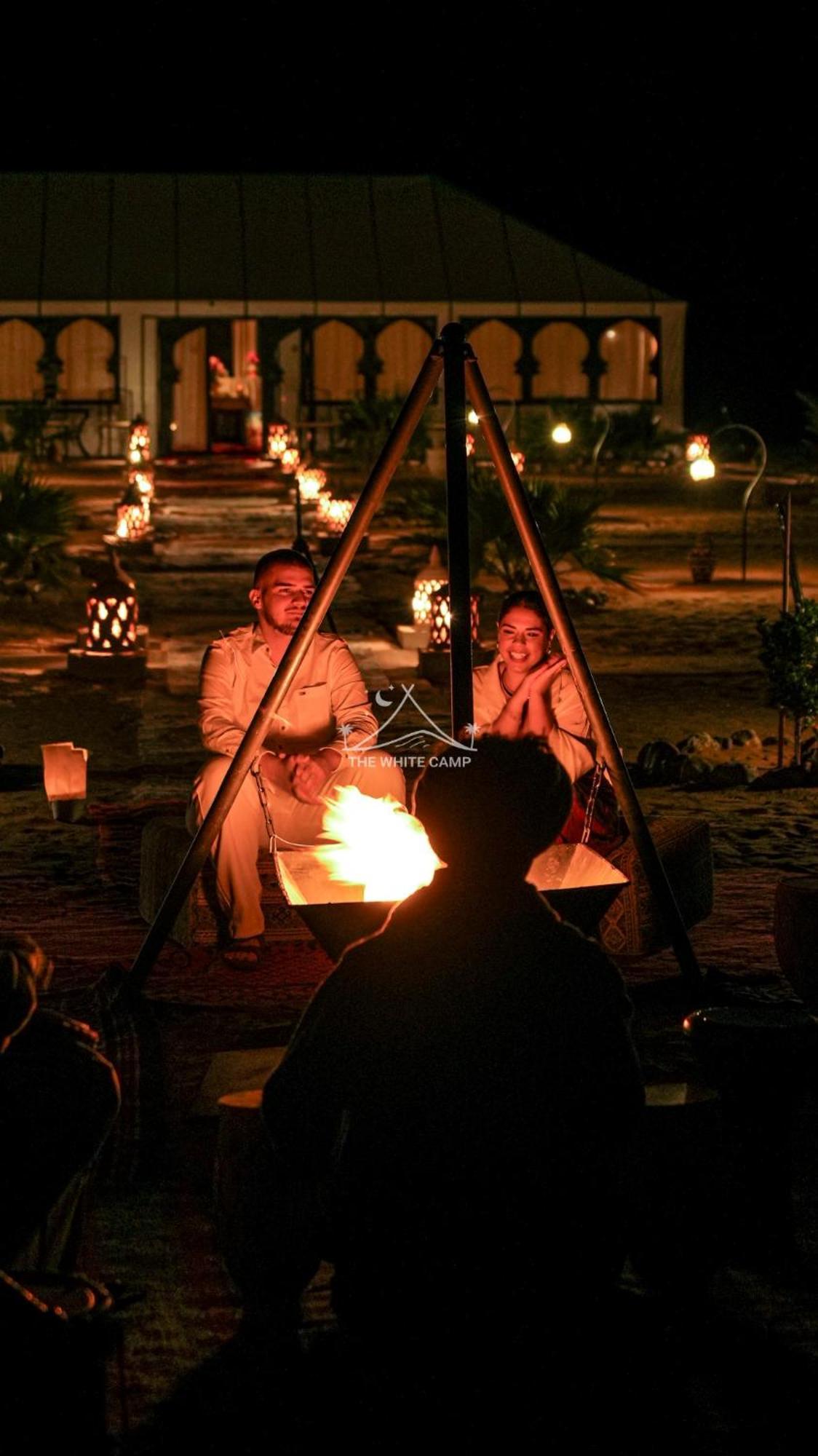 The White Camp - Your Merzouga Luxury Desert Camp & Erg Chebbi Dunes Camel Riding Buitenkant foto