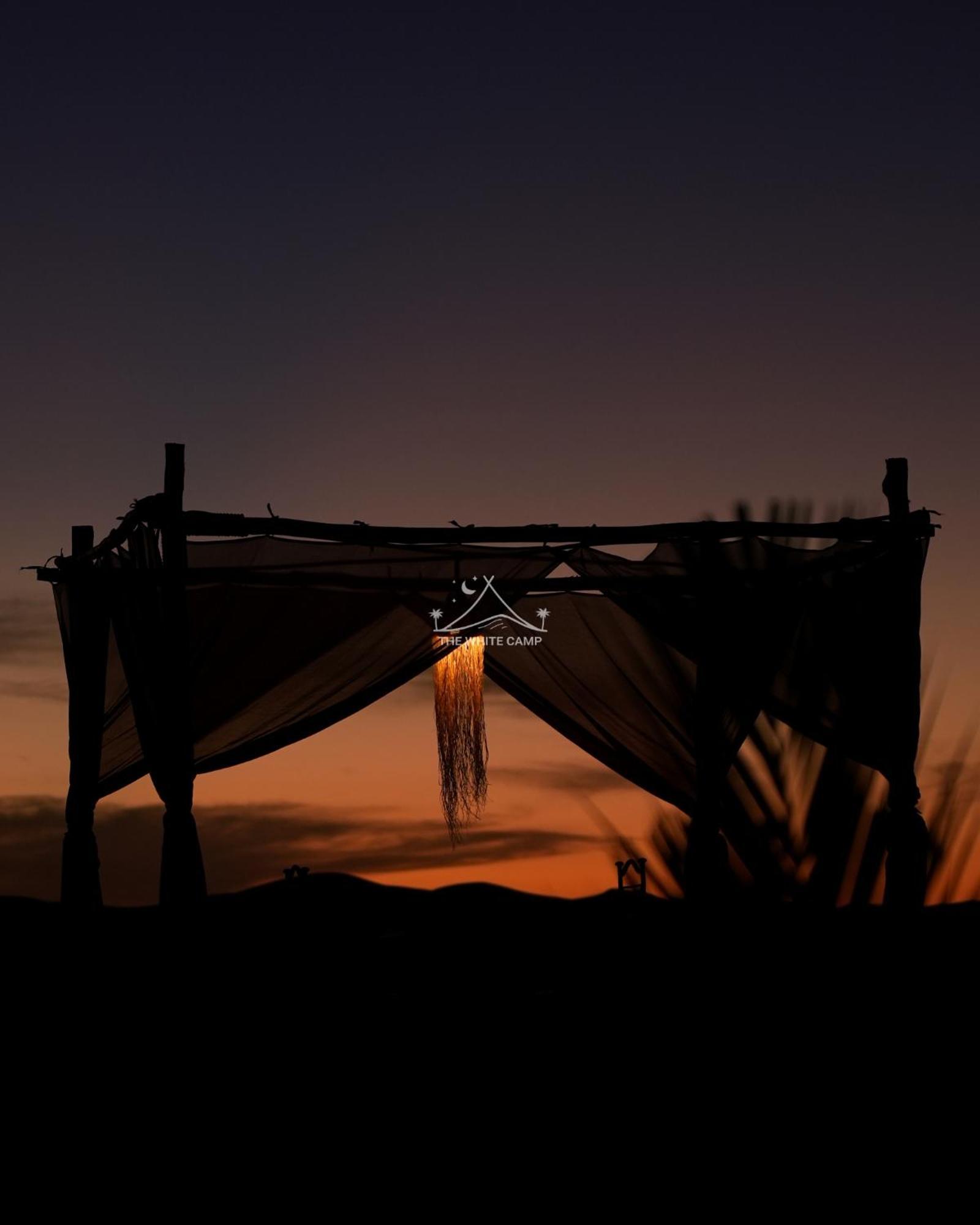 The White Camp - Your Merzouga Luxury Desert Camp & Erg Chebbi Dunes Camel Riding Buitenkant foto