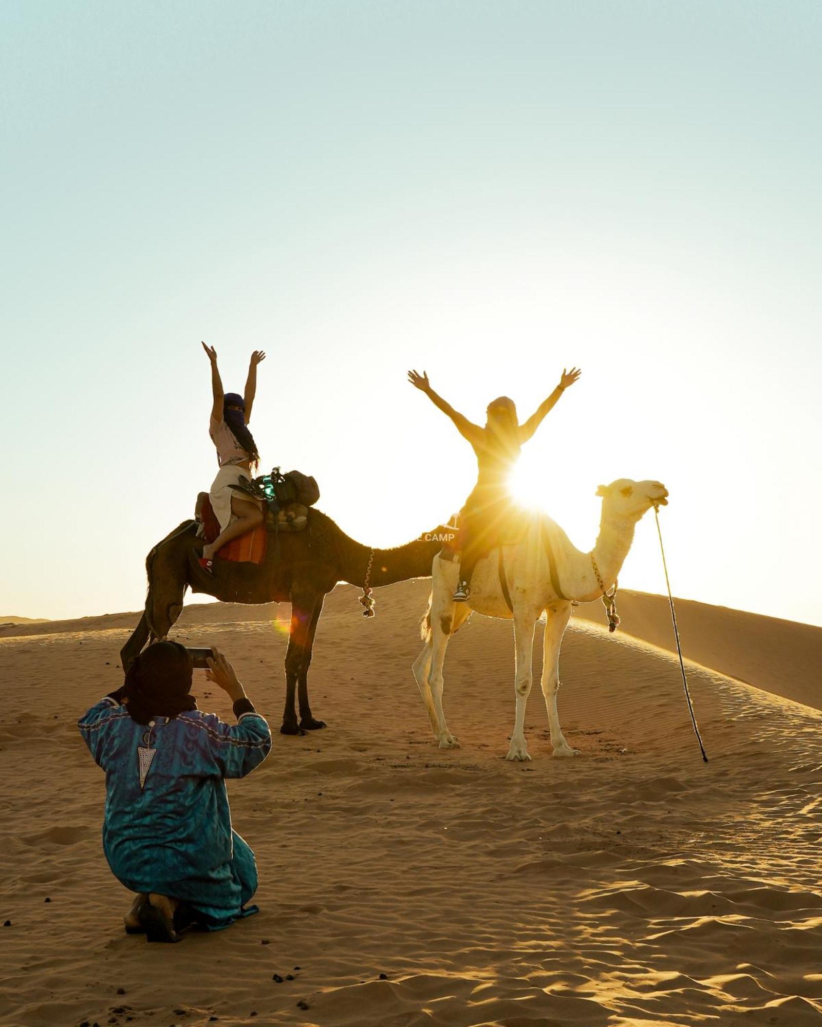 The White Camp - Your Merzouga Luxury Desert Camp & Erg Chebbi Dunes Camel Riding Hotel Buitenkant foto