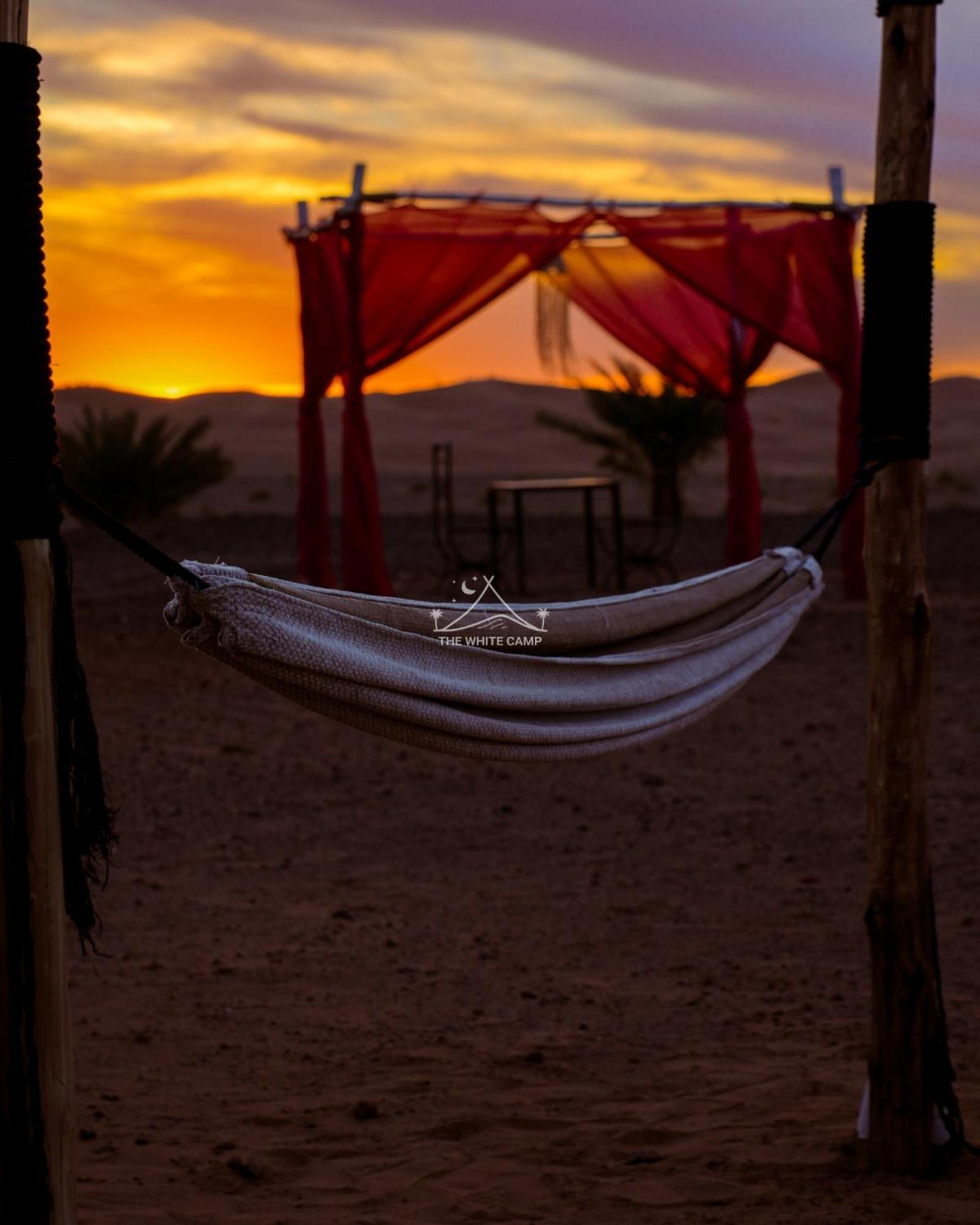 The White Camp - Your Merzouga Luxury Desert Camp & Erg Chebbi Dunes Camel Riding Buitenkant foto