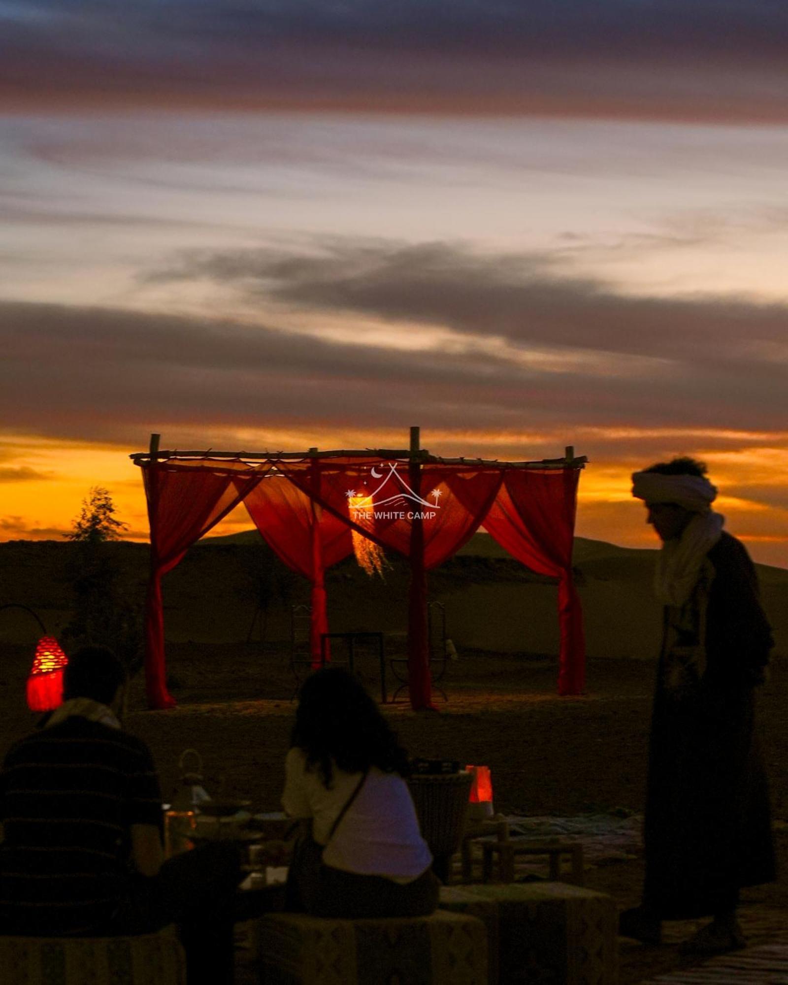 The White Camp - Your Merzouga Luxury Desert Camp & Erg Chebbi Dunes Camel Riding Buitenkant foto