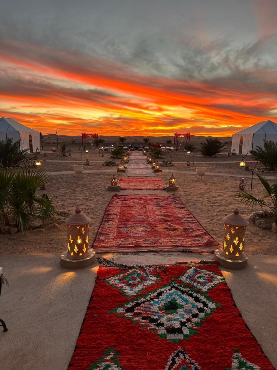 The White Camp - Your Merzouga Luxury Desert Camp & Erg Chebbi Dunes Camel Riding Buitenkant foto