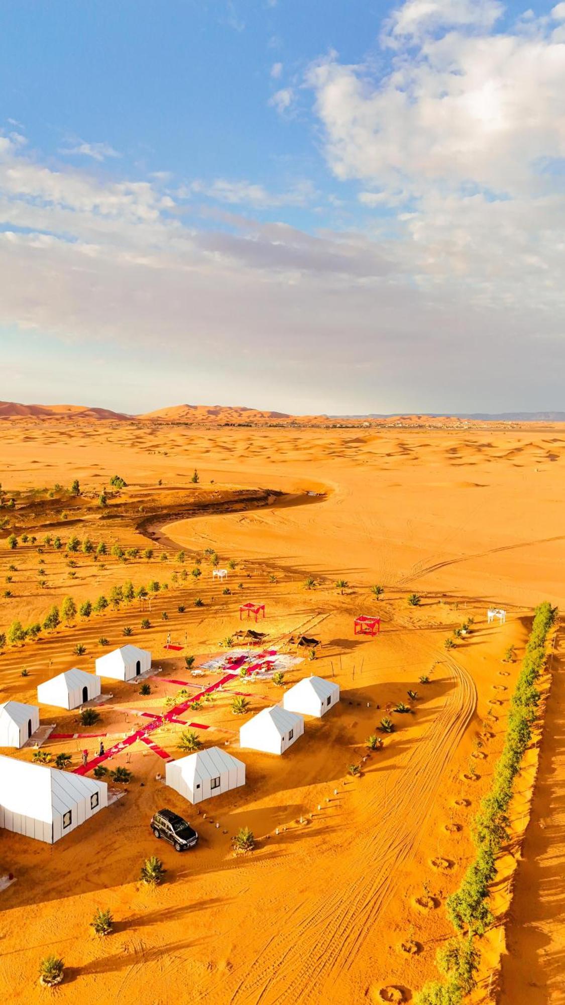 The White Camp - Your Merzouga Luxury Desert Camp & Erg Chebbi Dunes Camel Riding Buitenkant foto